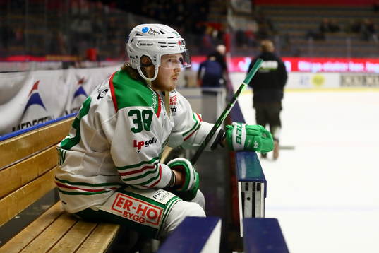 Rögles Erik Andersson sitter kvar en stund i båset