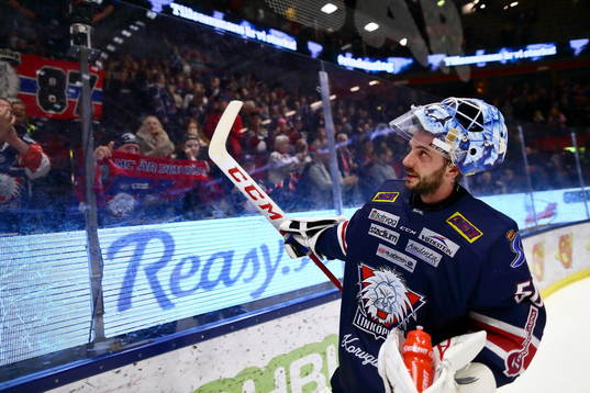 Linköpings målvakt Jonas Gustavsson tackar supportrarna
