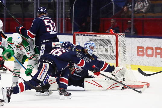 målvakt Jonas Gustavsson sträcker sig