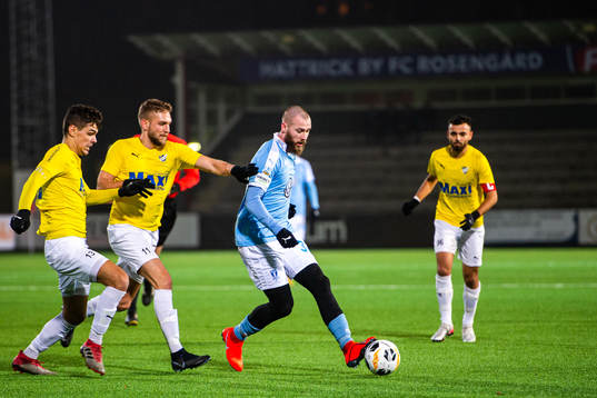 IFK Malmös Adi Hadzikadunic och Oskar Zubac i en kamp mot