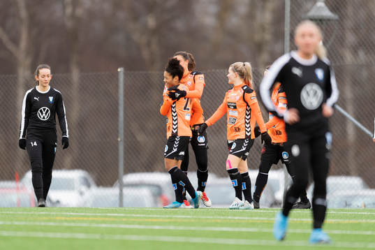 Malmö FFs Martina Sutalodeppar medan Kristianstads Evelina