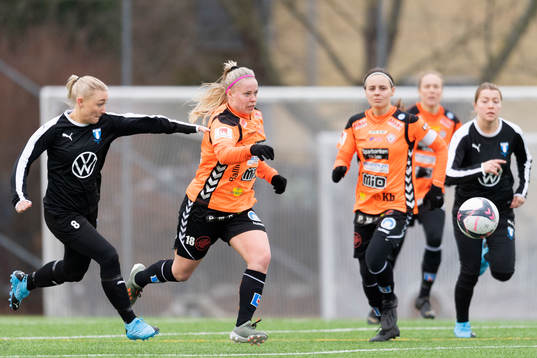 Malmö FFs Andrea Sjögrenjagar Kristianstads Therese Sessy