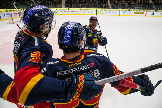 Djurgårdens Dick Axelsson jublar md sina lagkamrater