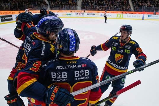 Djurgårdens Dick Axelsson jublar md sina lagkamrater
