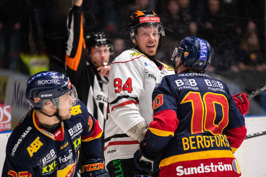 Örebros Ryan Stoa och Djurgårdens Niclas Bergfors i bråk