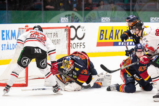 Örebros Sakari Salminen och Djurgårdens målvakt Niklas