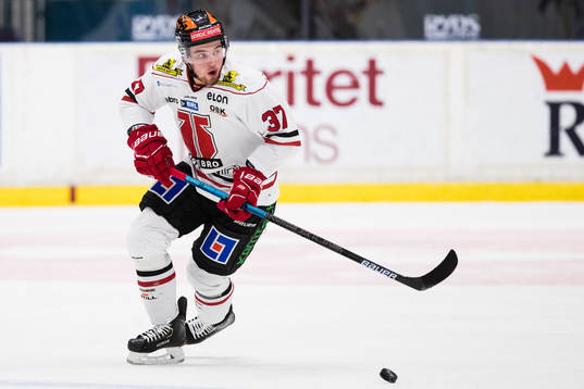 Örebros Glenn Gustafsson med pucken