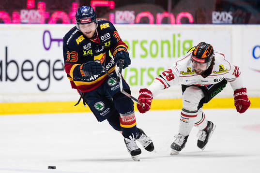Djurgårdens Linus Hultström jagas av Örebros Ludvig