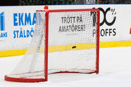 Pucken går in i öppet mål