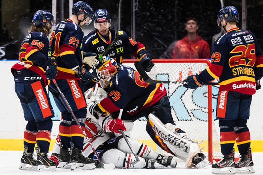 Djurgårdens målvakt Niklas Svedberg trycker ner Örebros