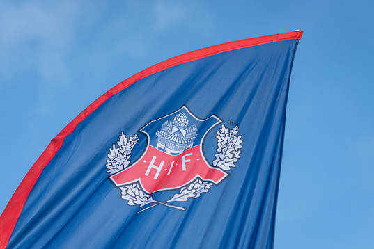 En beachflagga med Helsingborgs logotype på