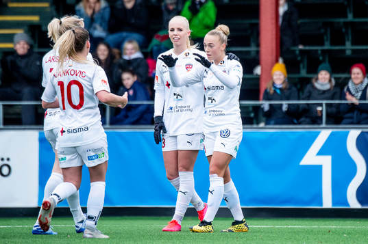Rosengårds Hanna Bennison jublar med lagkamraterna