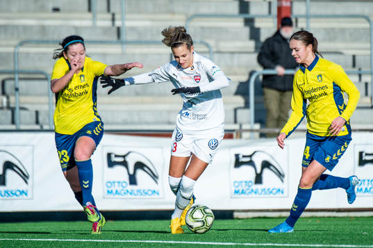 Rosengårds Nathalie Björn mot Bröndbys spelare