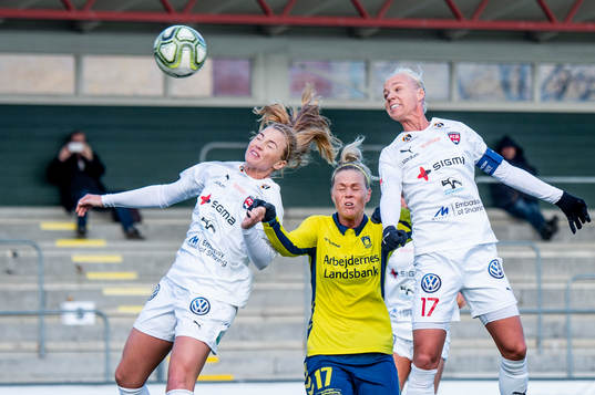 Rosengårds Glodis Perla Viggosdottir och Caroline Seger