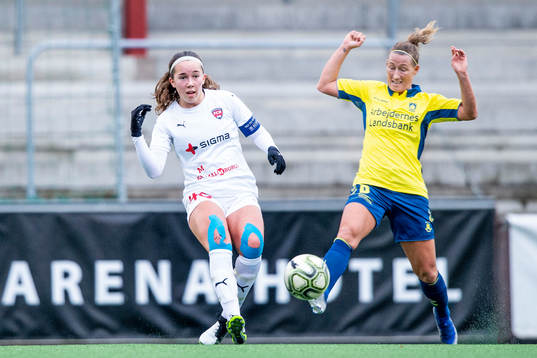 Rosengårds Athinna Persson Lundgren mot Bröndbys spelare