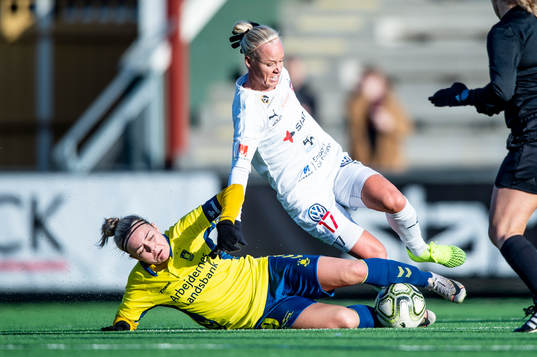 Rosengårds Caroline Seger mot Bröndbys spelare