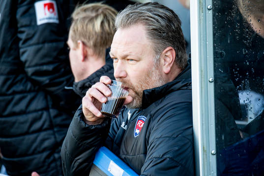 Rosengårds assisterande tränare Patrick Winqvist dricker