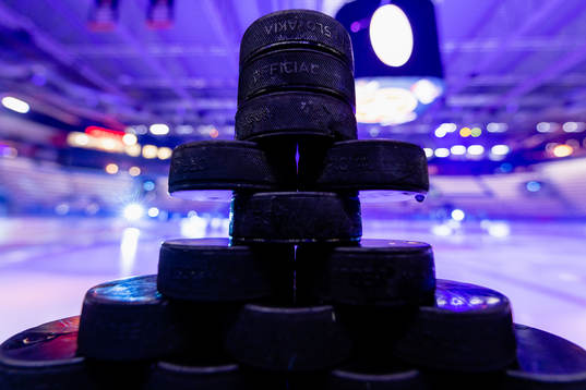 Matchpuckar före ishockeymatchen i SHL mellan Växjö och