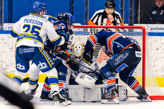 Stökigt framför Leksands målvakt Janne Juvonen