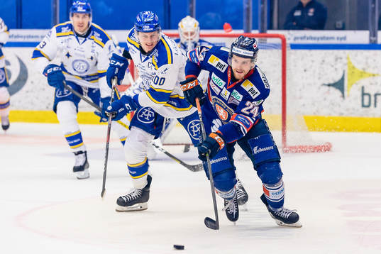 Växjös Brendan Shinnimin jagas av Leksands Martin Karlsson