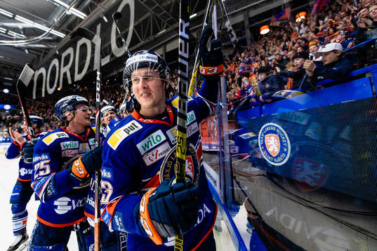 Växjös Marcus Paulsson jublar framför fansen