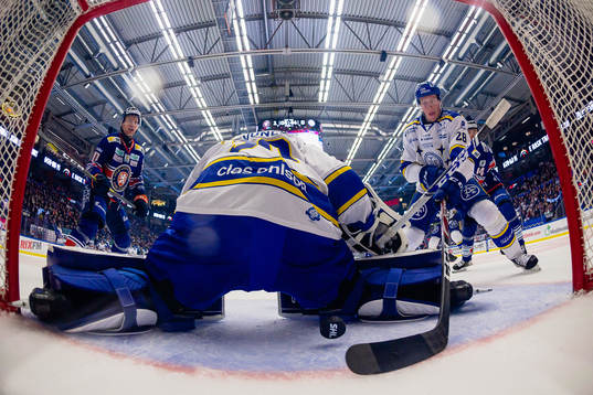 Leksands Mattias Göransson stoppar en puck bakom målvakt