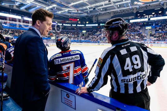 Växjös tränare Sam Hallam pratar med Linjedomare Ludvig