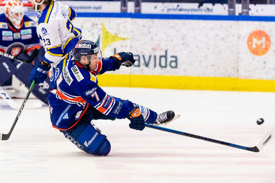 Växjös Jacob Micflikier försöker täcka skott