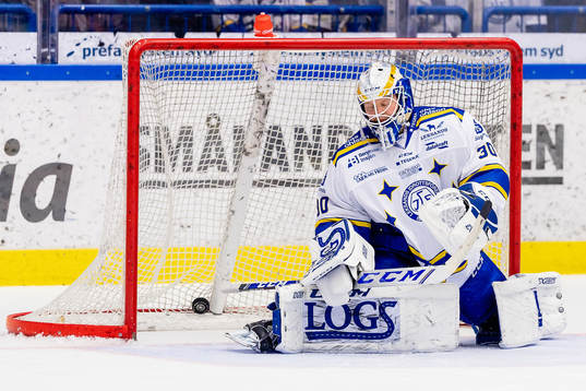 Leksands målvakt Janne Juvonen deppar när Växjö gör