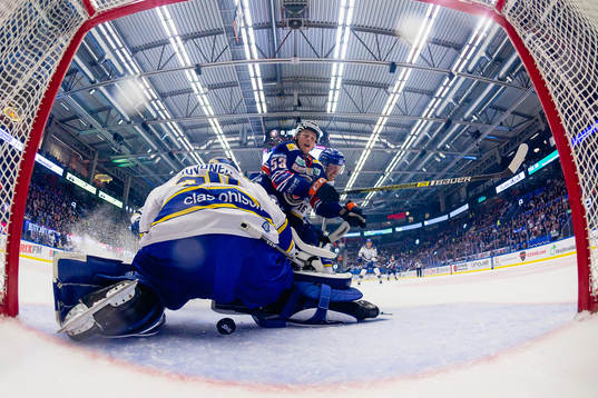 Växjös Marcus Paulsson får pucken i mål bakom Leksands