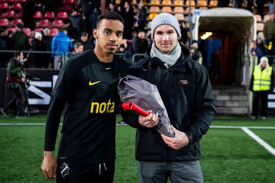 s Bilal Hussein tar emot priset som matchens lirare i AIK