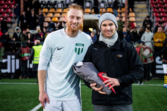 Västerås Calle Svensson tar emot pris som matchens lirare