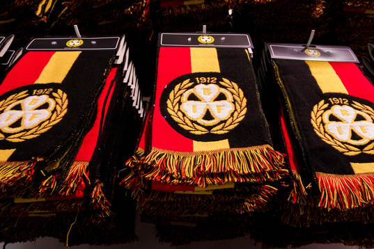 Brynäs halsdukar i souvenirbutiken i ERP Monitor Arena