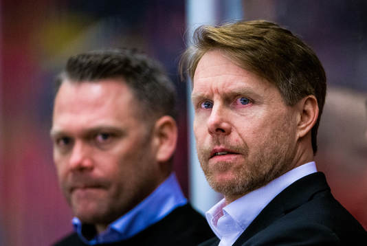 Brynäs assisterande tränare Mikael Holmqvist (v) och