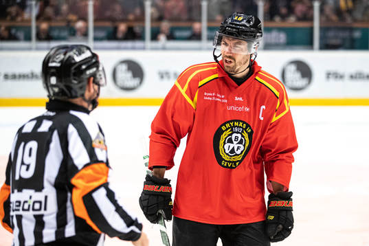 Brynäs Anton Rödin i diskussion med domare Wolmer Edqvist