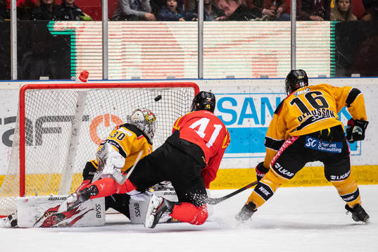 Brynäs Greg Scott gör 1-0 bakom Luleås målvakt David