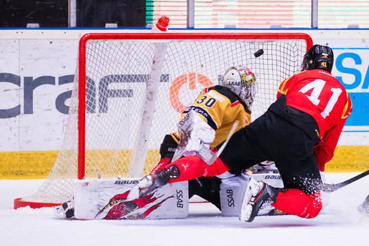 Brynäs Greg Scott gör 1-0 bakom Luleås målvakt David