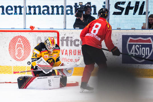 Luleås målvakt Joel Lassinantti räddar en straff från