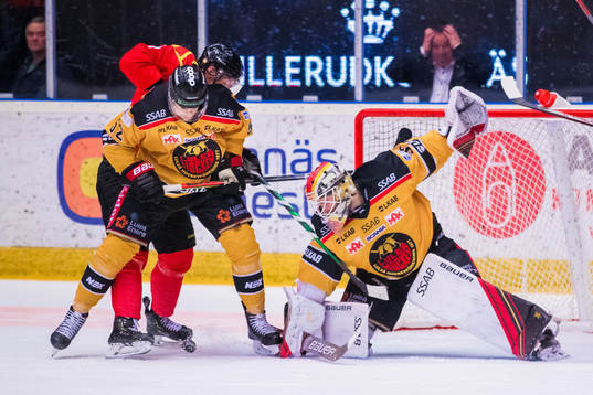 Luleås målvakt Joel Lassinantti räddar en målchans för