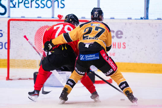 Brynäs Daniel Mannberg hålls fast av Luleås Nils