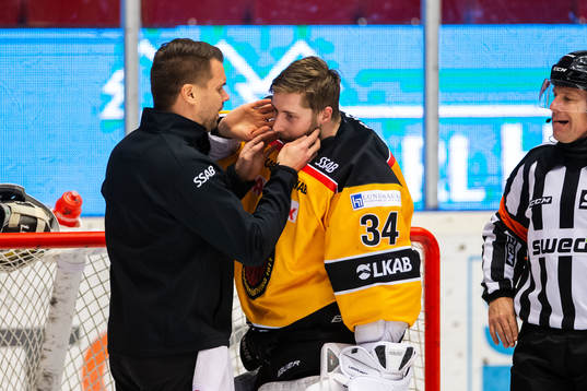 Luleås målvakt Joel Lassinantti får vård