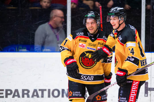 Luleås Juhani Tyrväinen jublar med Jonas Berglund