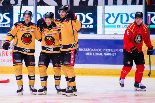 Luleås Einar Emanuelsson (m) jublar med Juhani Tyrväinen