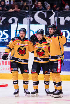 Luleås Einar Emanuelsson (m) jublar med Juhani Tyrväinen