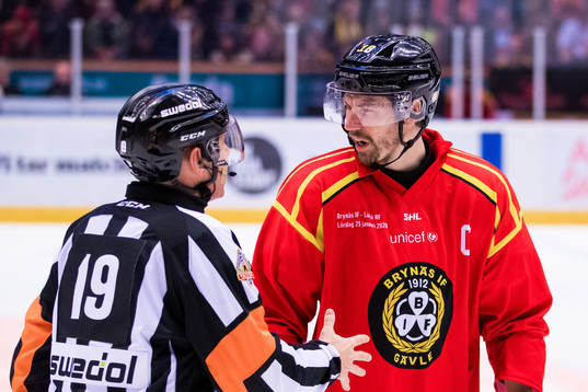 Brynäs Anton Rödin i diskussion med domare Wolmer Edqvist