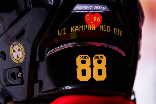 Brynäs Jaedon Descheneau hjälm med text "OL 96 Vi kämpar
