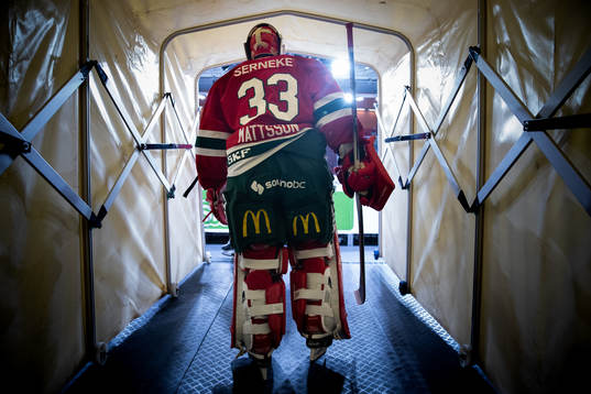 Frölundas målvakt Johan Mattsson på väg ut för