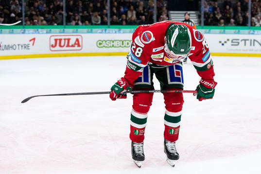Frölundas Johan Sundström åker av isen