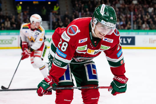 Frölundas Johan Sundström åker av isen
