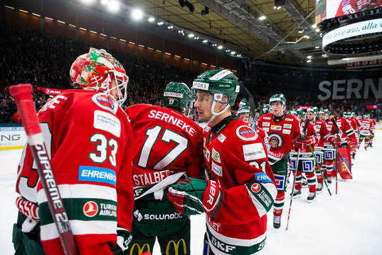 Frölundas målvakt Johan Mattsson och Nicklas Lasu jublar